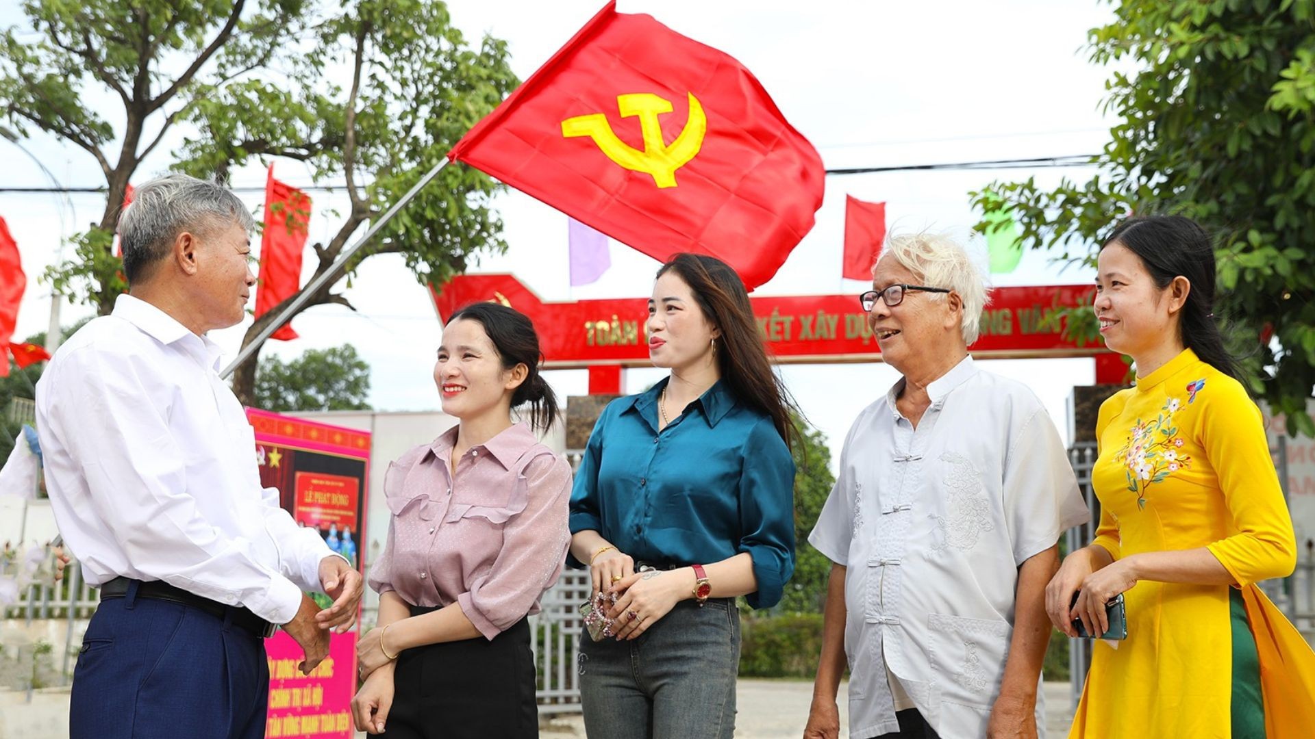 Cờ Đảng treo ngày sinh hoạt Chi Bộ