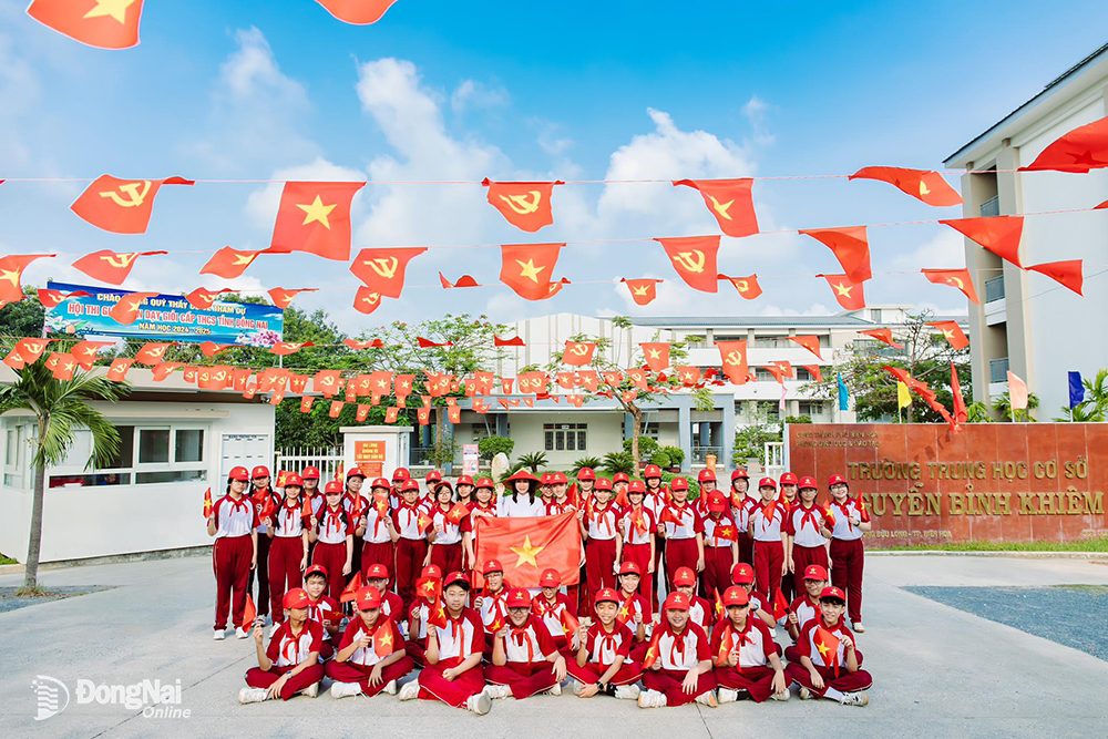 Cờ Đảng treo trường học