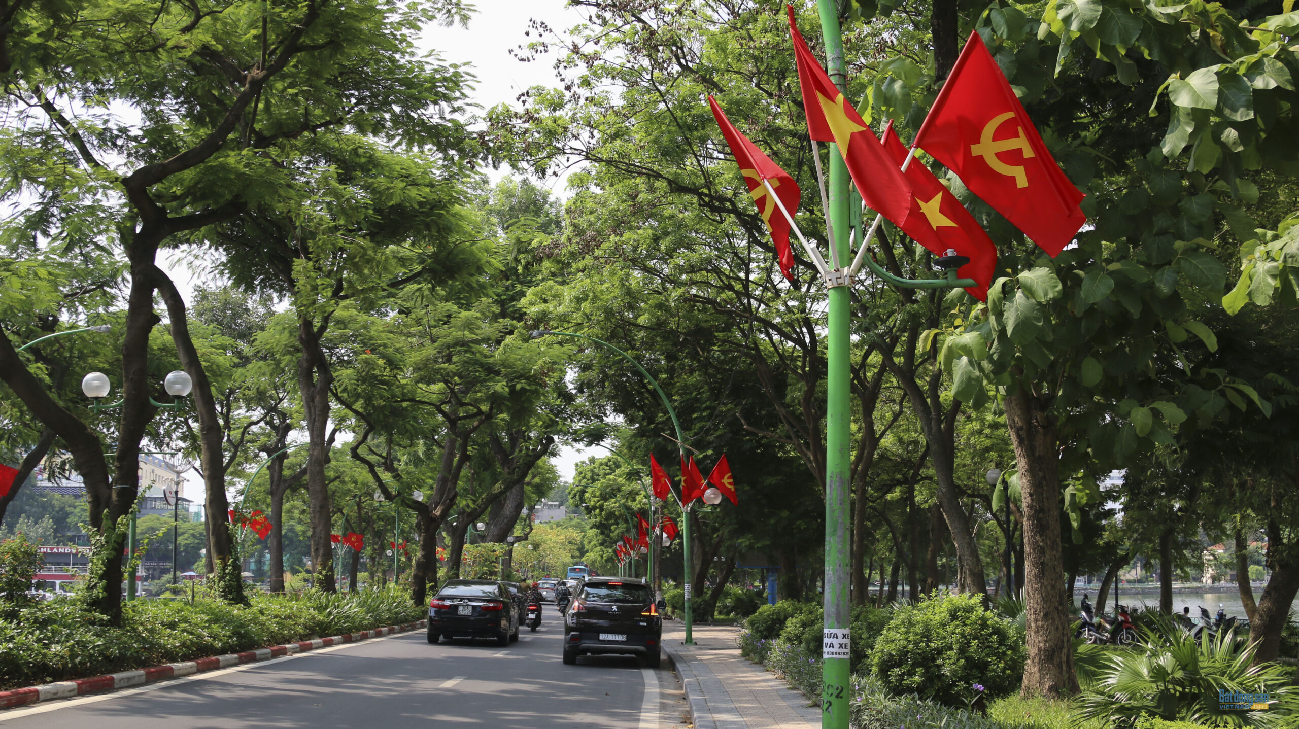 Mua cờ Đảng ở Hà Nội