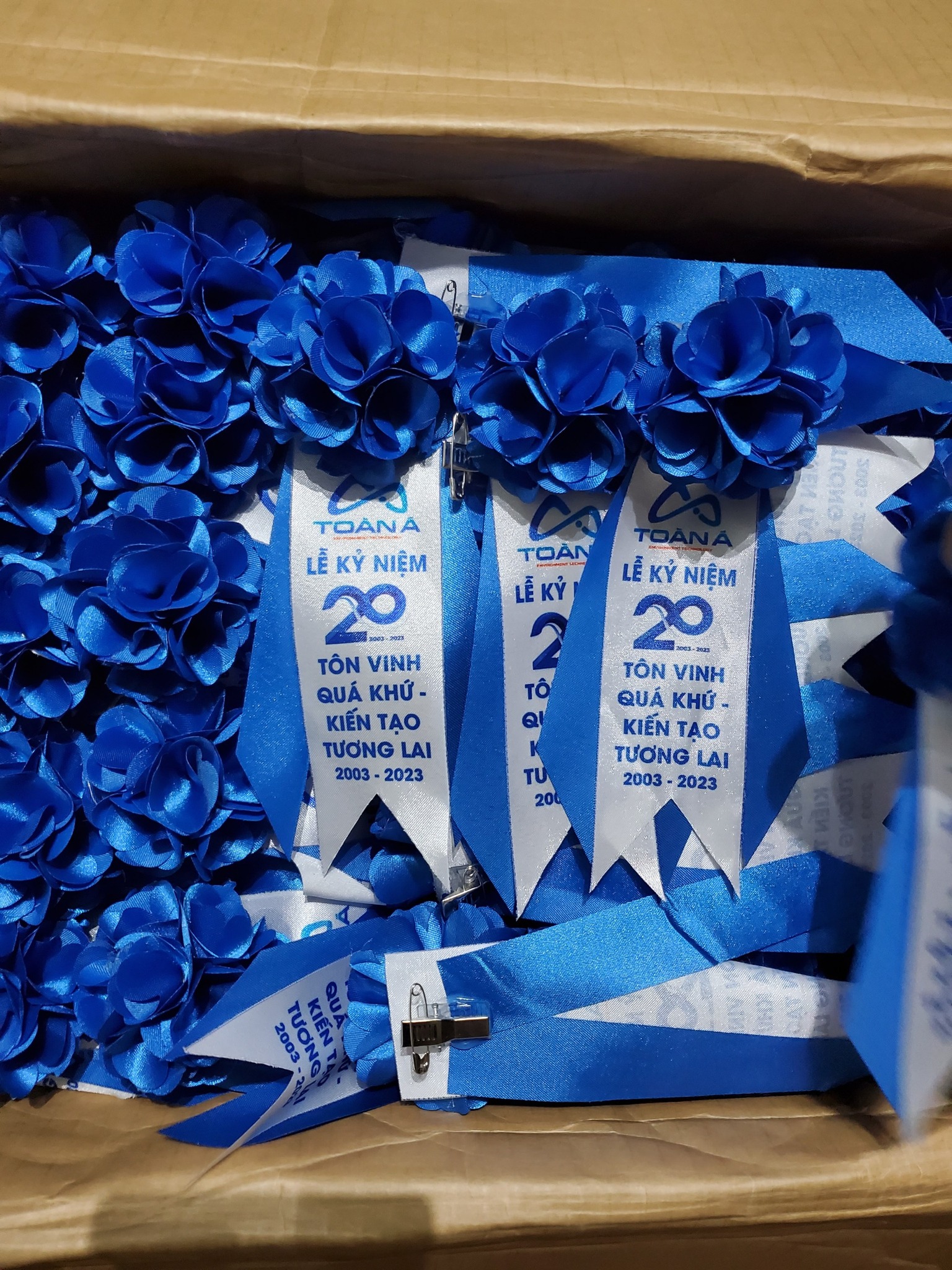 Phụ kiện hoa cài áo