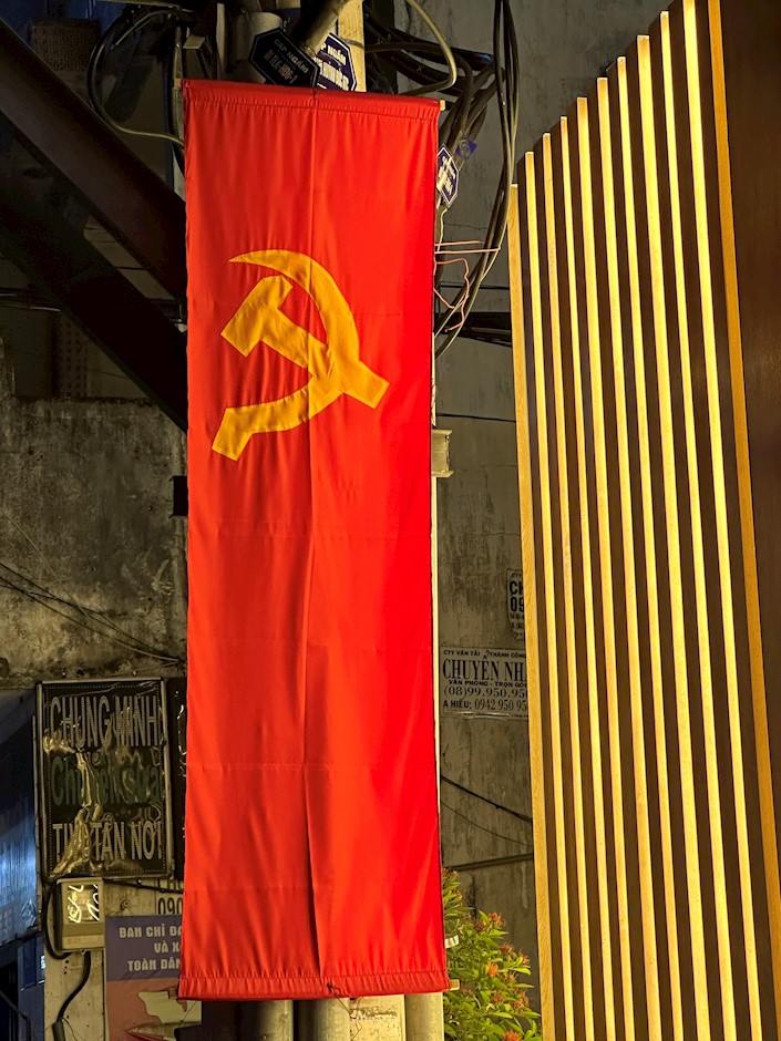 Cờ Đảng treo nhà văn hóa