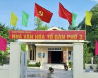 Cờ Đảng treo nhà văn hóa
