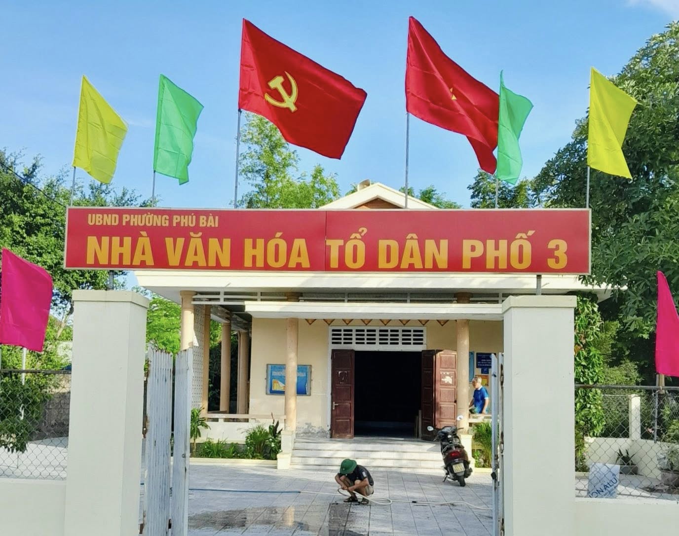 Cờ Đảng treo nhà văn hóa