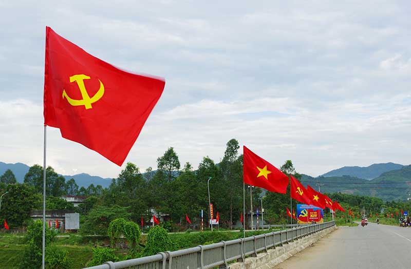 Cờ Đảng treo lễ kỷ niệm