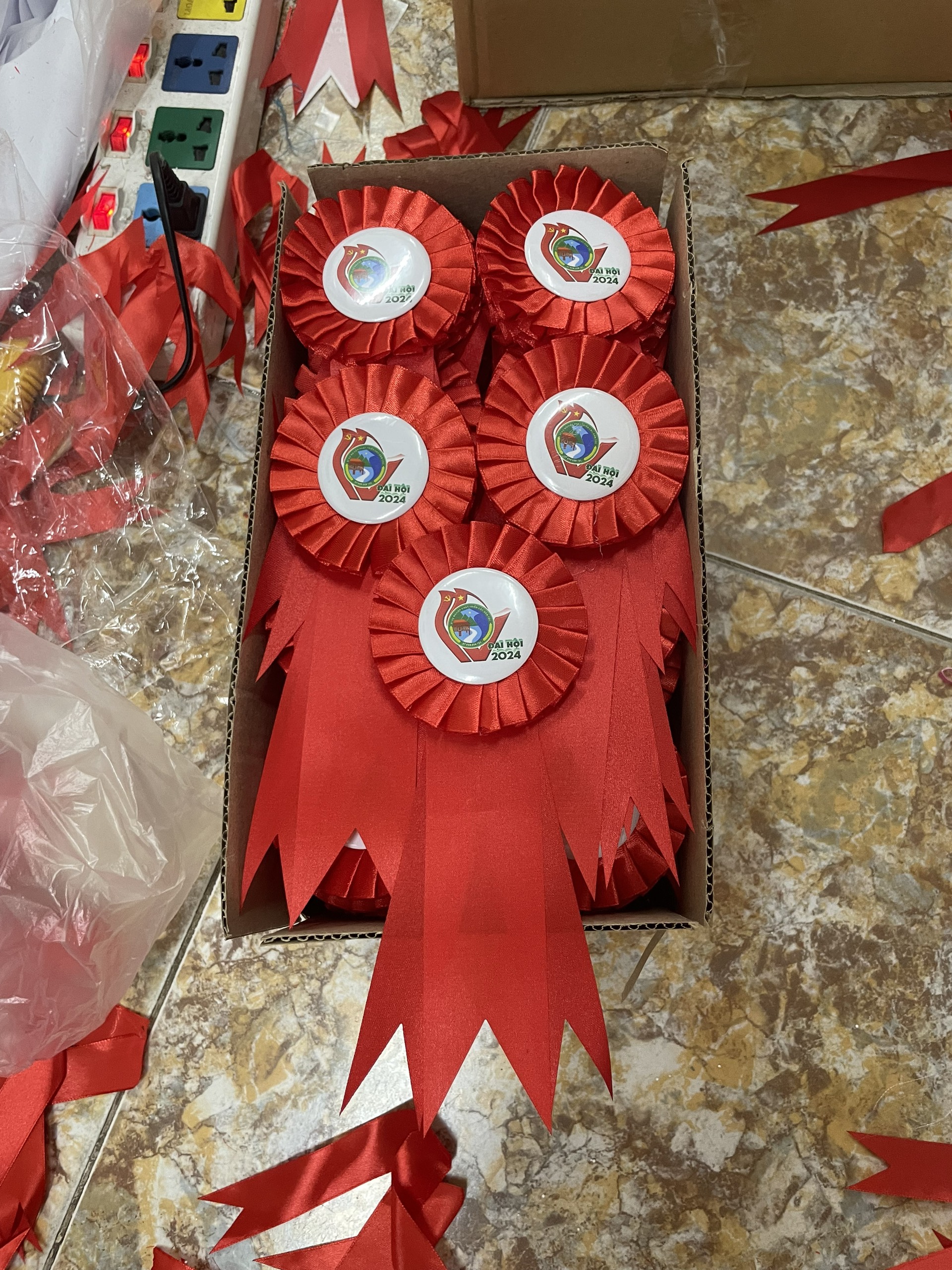 Phụ kiện hoa cài áo