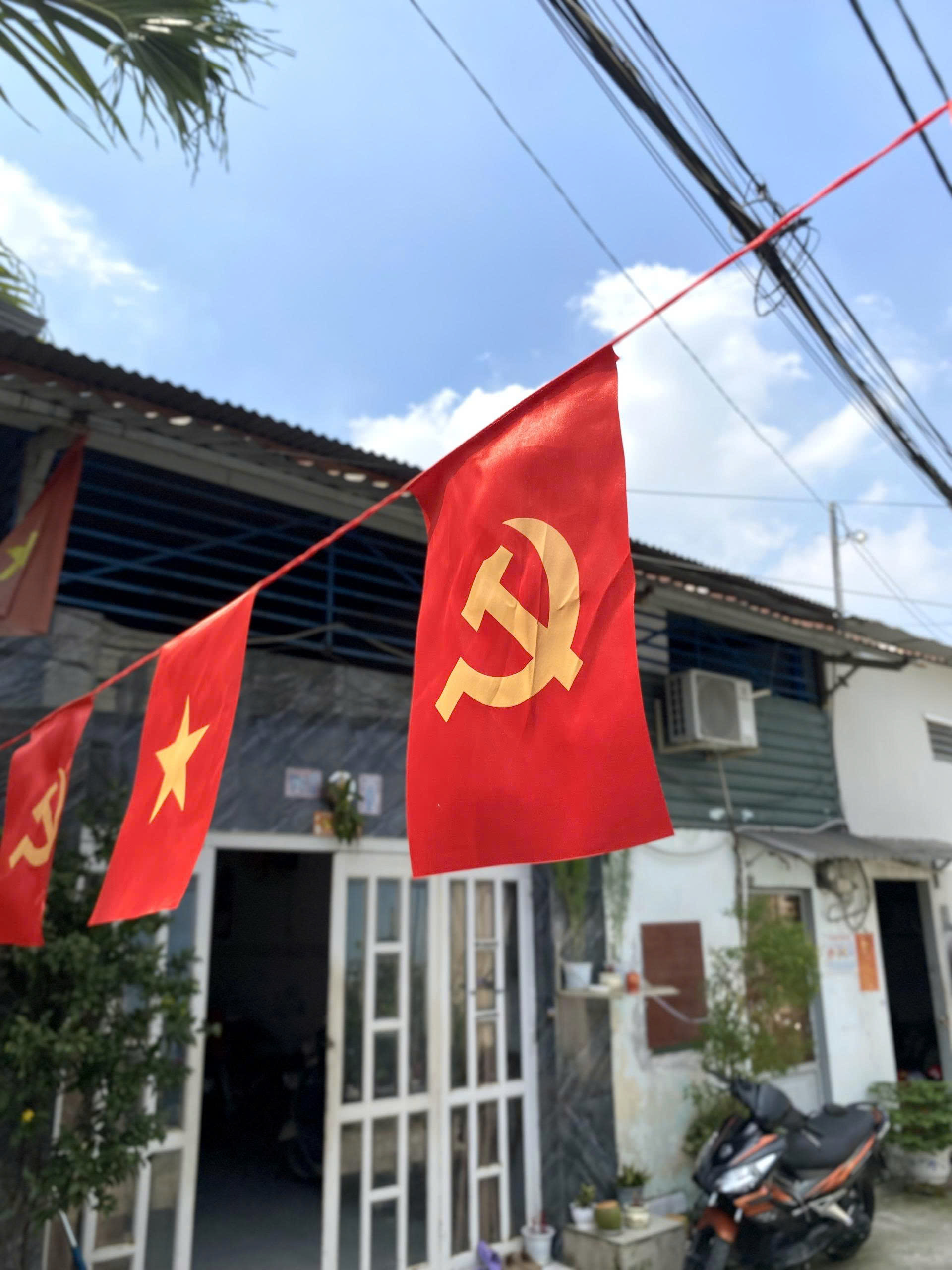 Cờ Đảng treo ngày Quốc Khánh 