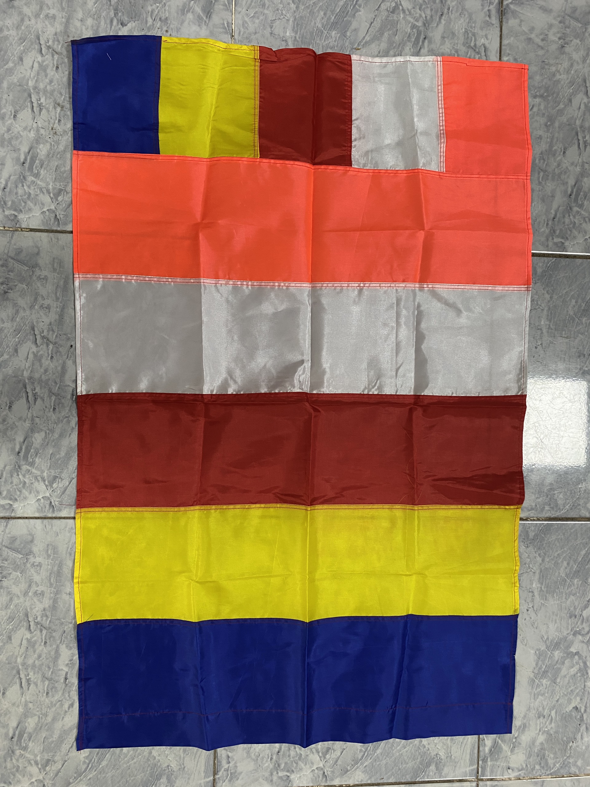 Cờ Phật giáo 5 màu – Xưởng may cờ Hoàng Gia uy tín, chuẩn nghi lễ Phật giáo