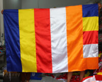 Ý Nghĩa Cờ Phật Giáo – Xưởng May Cờ Hoàng Gia Uy Tín, Chuẩn Nghi Lễ