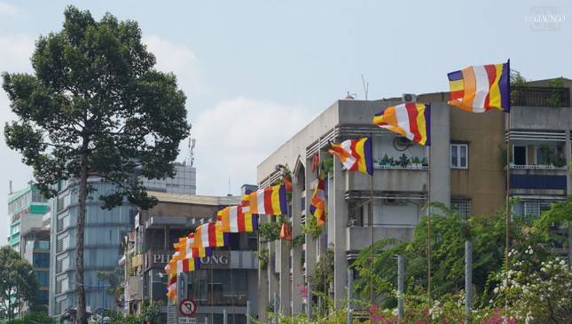 Cờ Phật Đản – Xưởng May Cờ HOÀNG GIA Chuyên May In Cờ Phật Giáo Cao Cấp