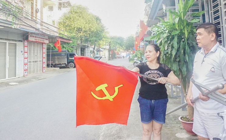 Cờ Đảng treo ngày Quốc Khánh 