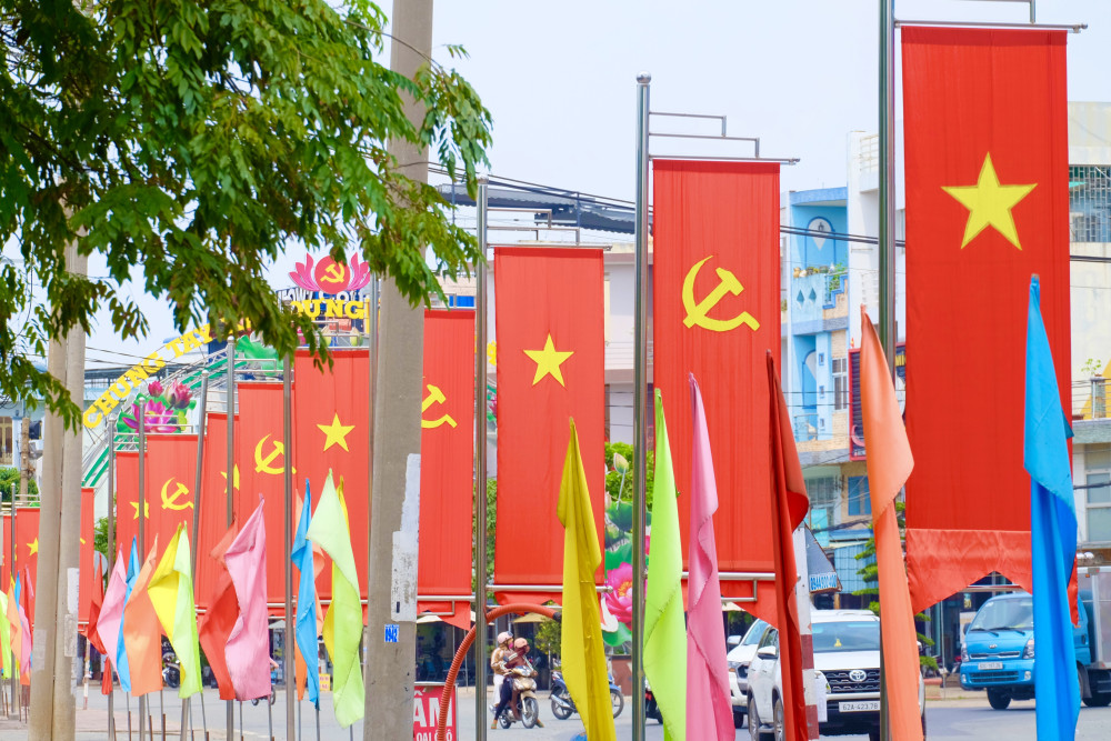 Cờ Đảng giao hàng toàn quốc