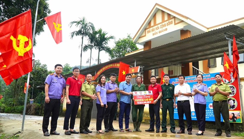 Cờ Đảng treo ngày Quốc Khánh 