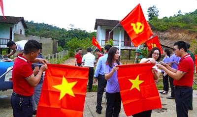 Cờ Đảng treo ngày sinh hoạt Chi Bộ