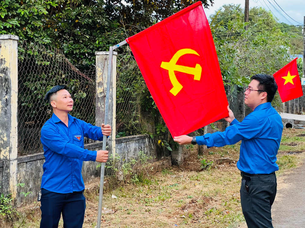 Cờ Đảng treo trường học