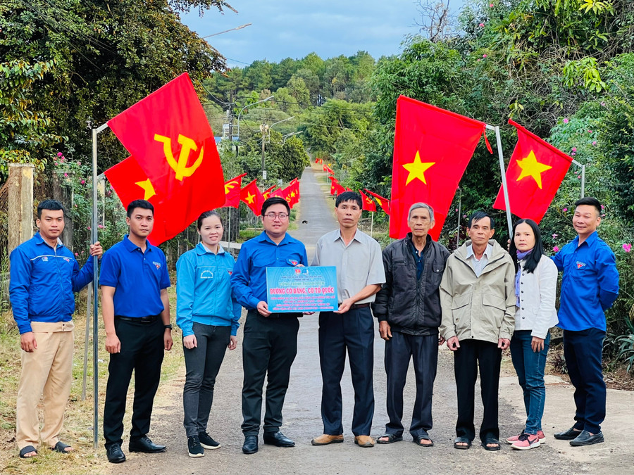 Mua cờ Đảng ở Hà Nội