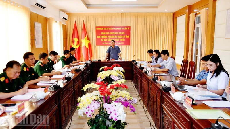 Cờ Đảng treo phòng họp