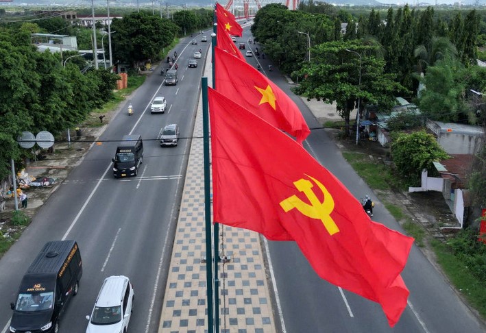 Mua cờ Đảng ở Hà Nội