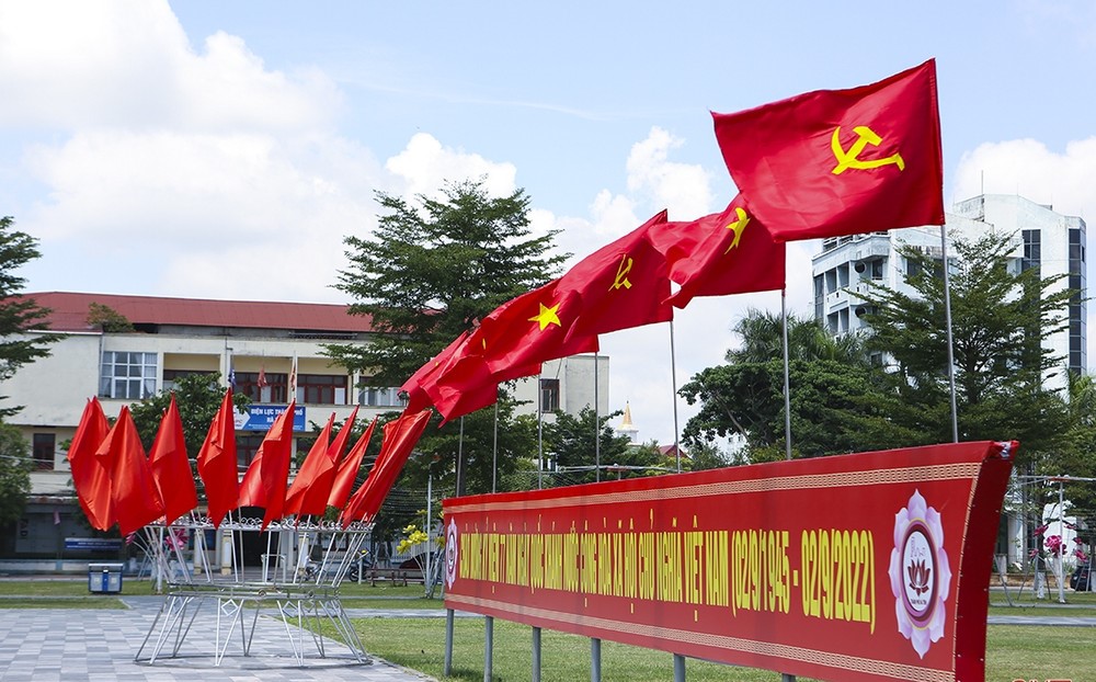 Cờ Đảng treo ngày thành lập Đảng