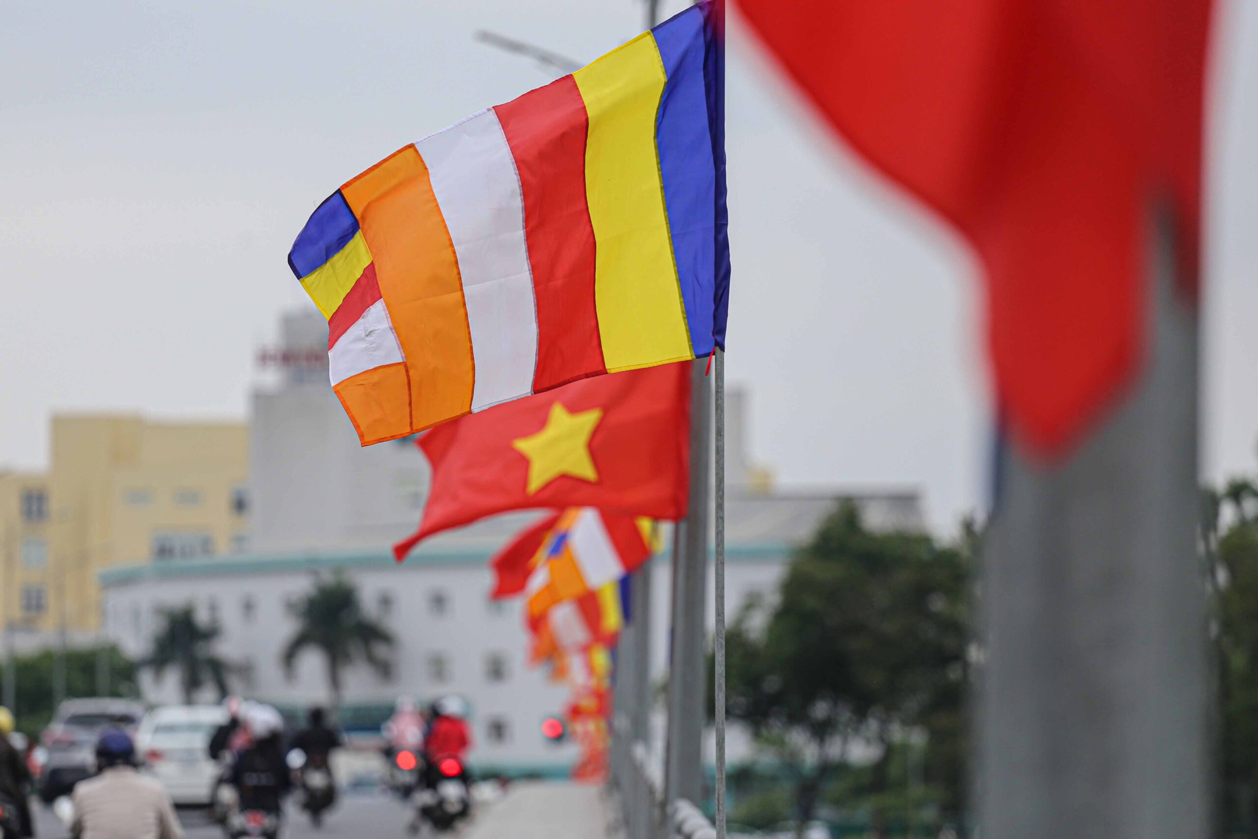 Lá Cờ Phật Giáo Việt Nam – Biểu Tượng Tâm Linh Và Quy Chuẩn Sử Dụng Trong Nghi Lễ