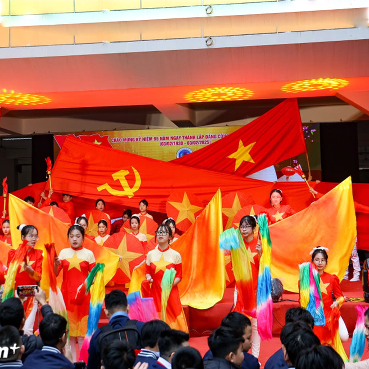 Giá bán cờ Đảng