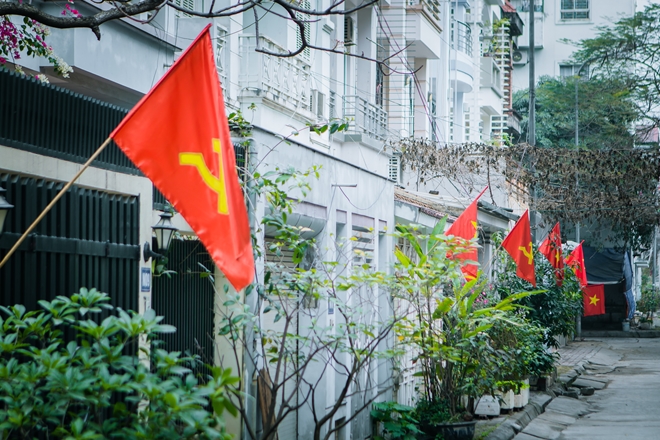 Cờ Đảng treo nhà văn hóa