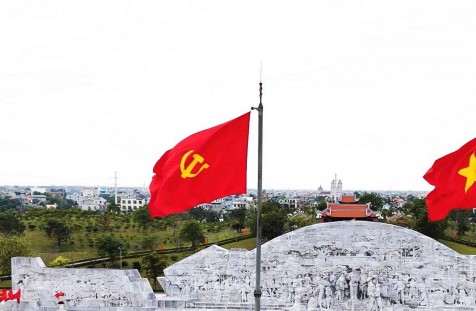 Cờ Đảng treo lễ kỷ niệm