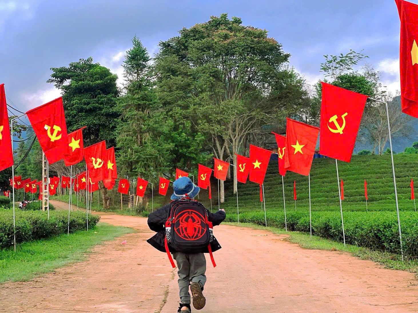 Mua cờ Đảng ở Hà Nội