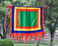 Cờ Thần Phong Thủy – Biểu Tượng Cân Bằng Năng Lượng Trong Không Gian Tín Ngưỡng