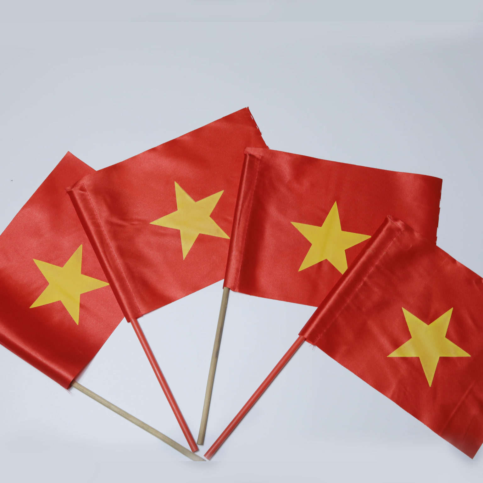 Cờ Tổ Quốc Cầm Tay – Xưởng May Cờ Hoàng Gia Sản Xuất Trực Tiếp Tại Hà Nội