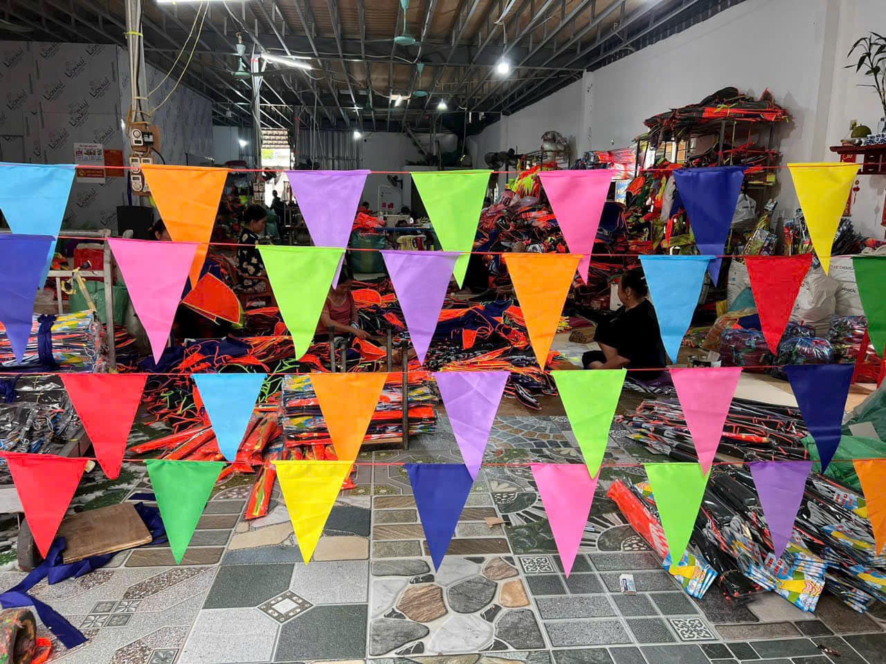 Cờ Dây Tam Giác Nhiều Màu – Giải Pháp Trang Trí Nổi Bật Tại Xưởng May Cờ Hoàng Gia