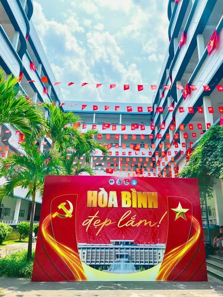 Dây cờ sao Đảng treo ngoài trời tạo ấn tượng từ xa.