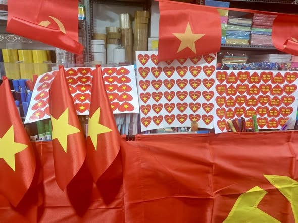 Mua cờ dây ở đâu uy tín, chất lượng? Xưởng may cờ Hoàng Gia tại Hà Nội