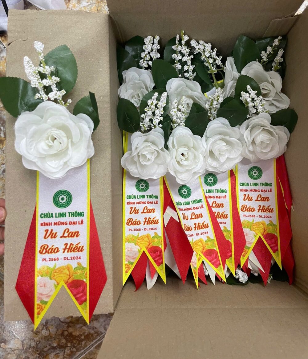 Hoa cài áo đại hội