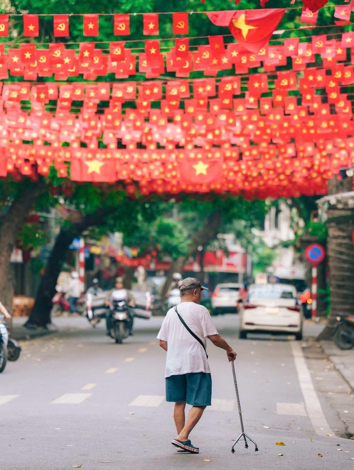 Cờ Dây Đảng Trang Trí Đẹp, Bền Màu – Gia Công Trực Tiếp Tại Xưởng May Cờ Hoàng Gia