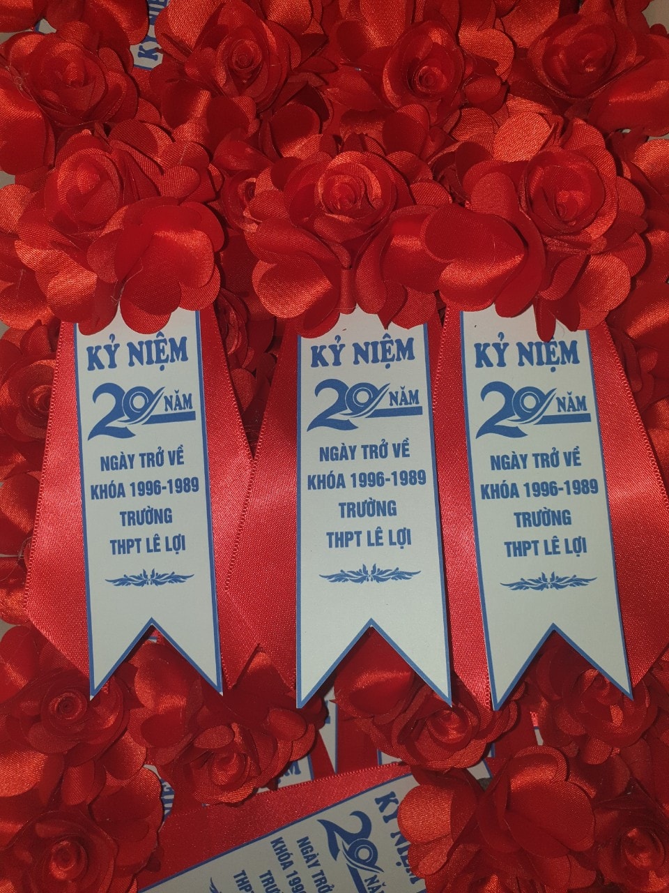 Hoa cài áo kỷ niệm 20 năm ra trường