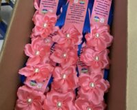 Mua hoa cài áo ở TP. HCM – Vì sao nên chọn Xưởng may cờ Hoàng Gia