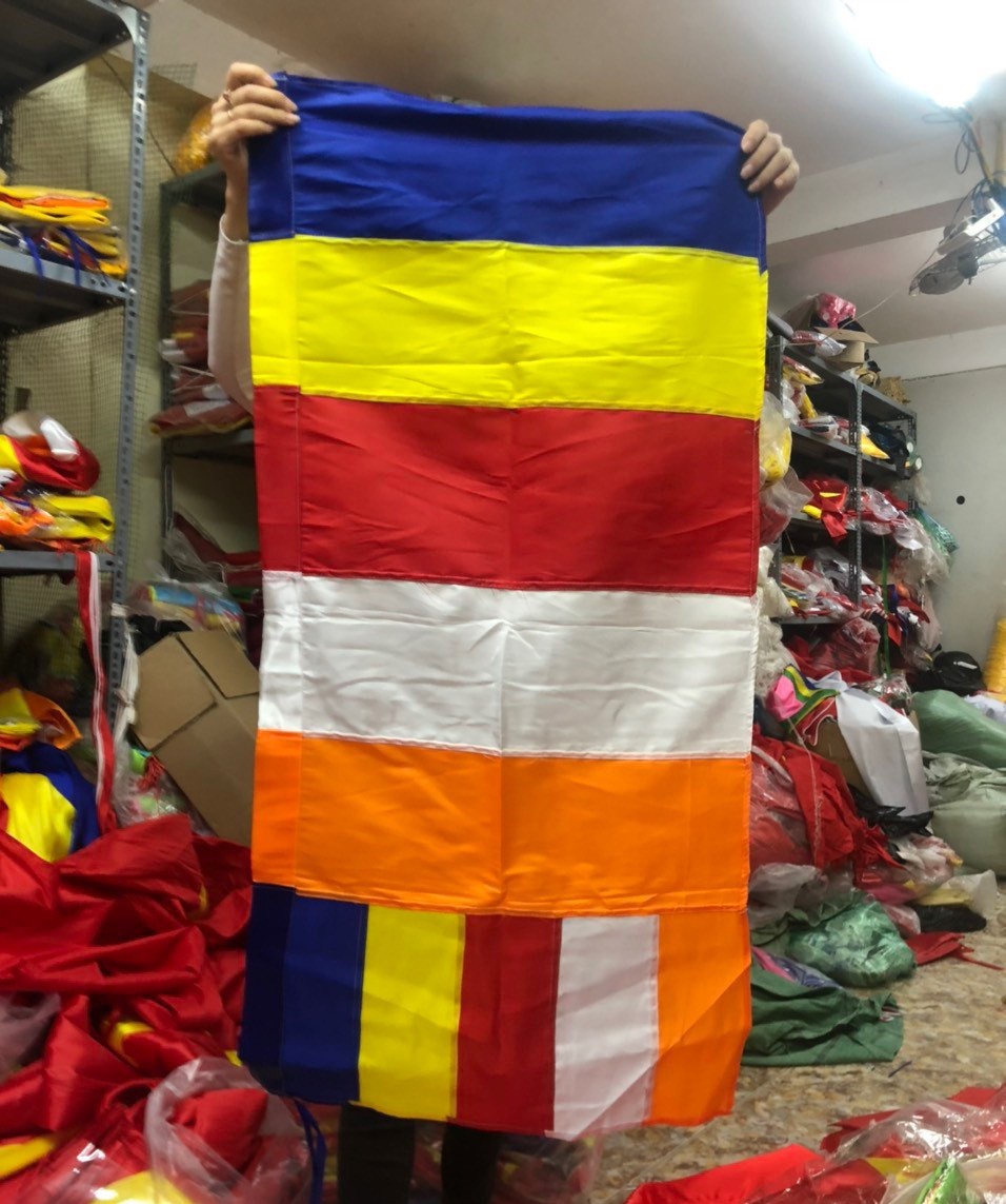 Cờ Phật Giáo Satin – Dòng Cờ Trang Nghiêm, Bền Đẹp Cho Không Gian Phật Sự