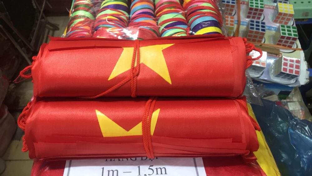 Cờ Dây Tam Giác Màu Đỏ – Xưởng May Cờ Hoàng Gia Uy Tín Tại Hà Nội