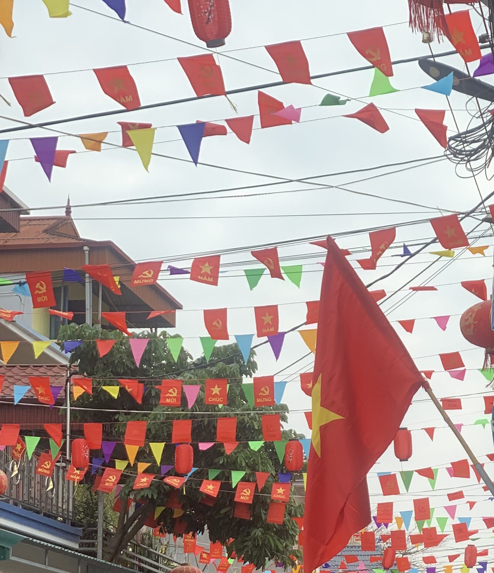 Cờ Dây Sao Đảng Giá Rẻ Tại Xưởng – Xưởng May Cờ Hoàng Gia Sản Xuất Trực Tiếp