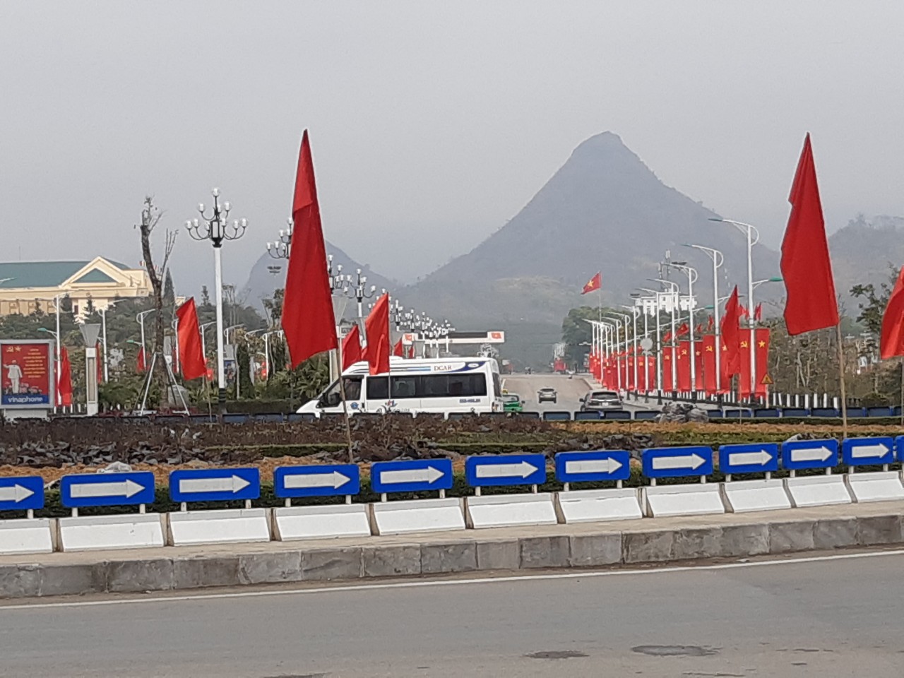 Cờ Hồng Kỳ Treo Hội Trường – Sản Phẩm Trang Trí Nghi Lễ Trang Nghiêm, Chuẩn Truyền Thống