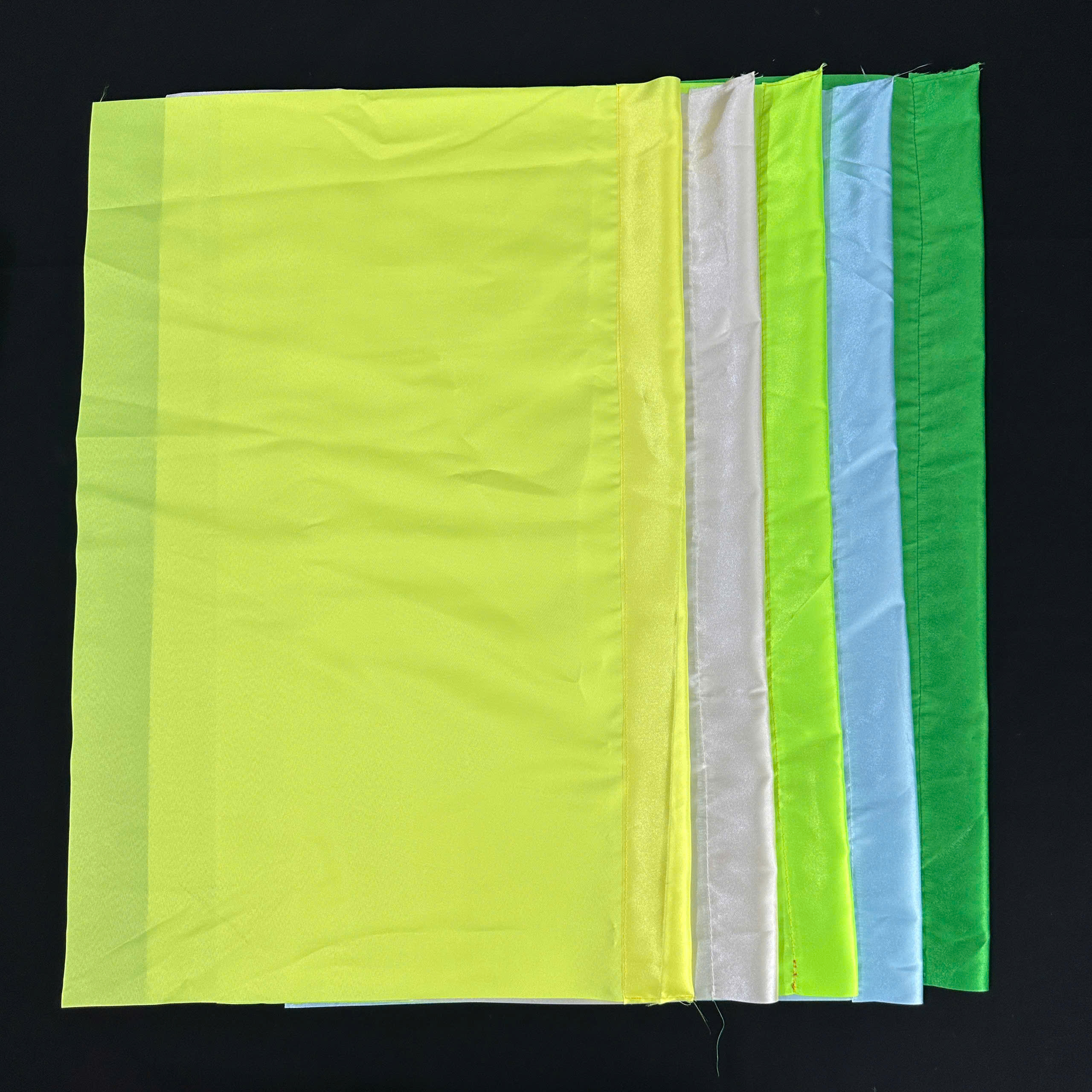 Giá Các Loại Cờ Chuối Mới Nhất Hiện Nay – Xưởng May Cờ Hoàng Gia