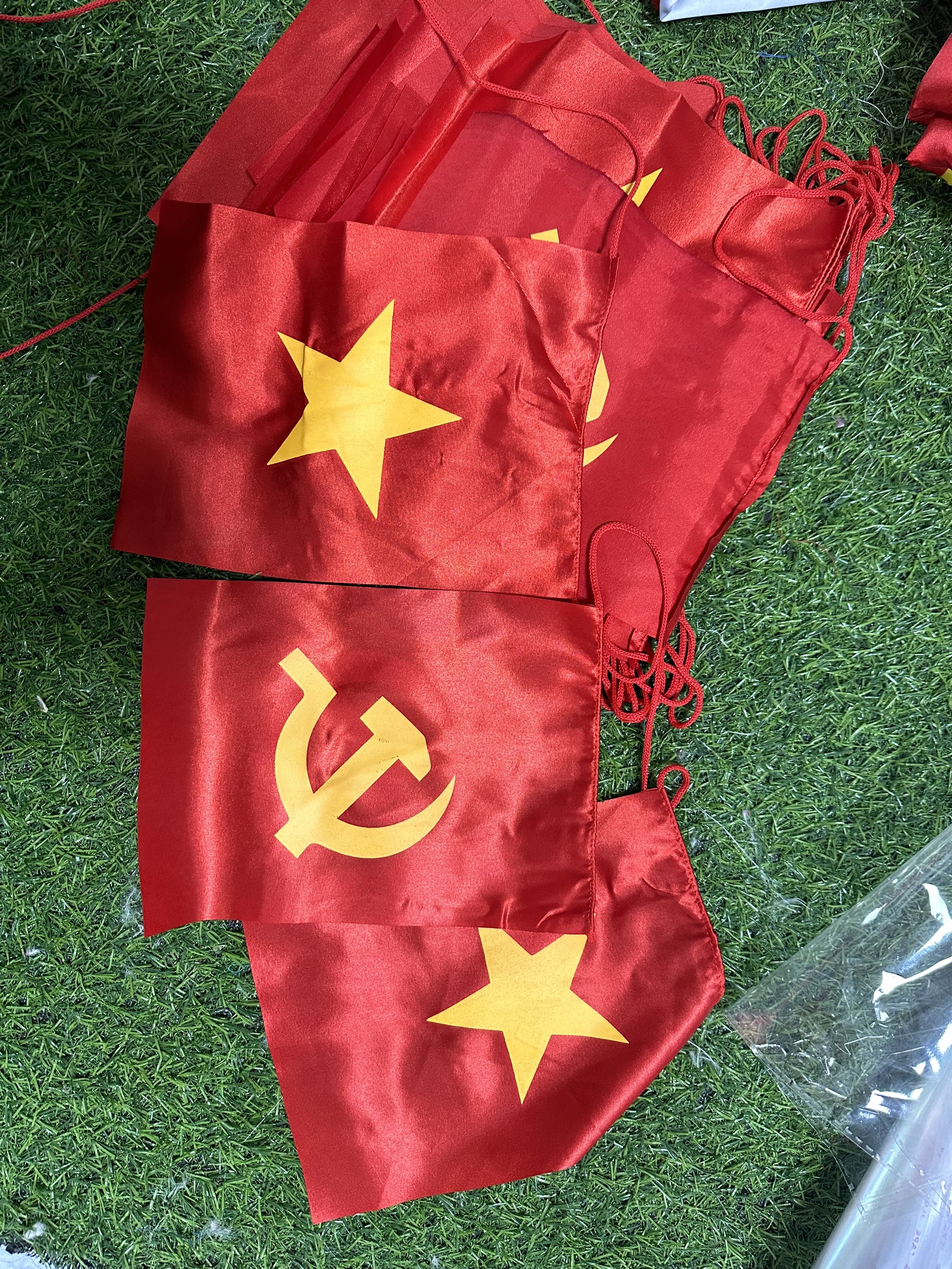 Cờ Dây Tổ Quốc Đảng – Sản Phẩm Trang Trí Trang Nghiêm Từ Xưởng May Cờ Hoàng Gia