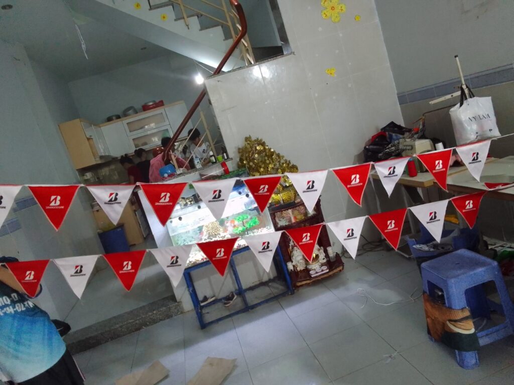 Mua cờ dây tam giác ở TPHCM – Xưởng may cờ Hoàng Gia uy tín, chất lượng