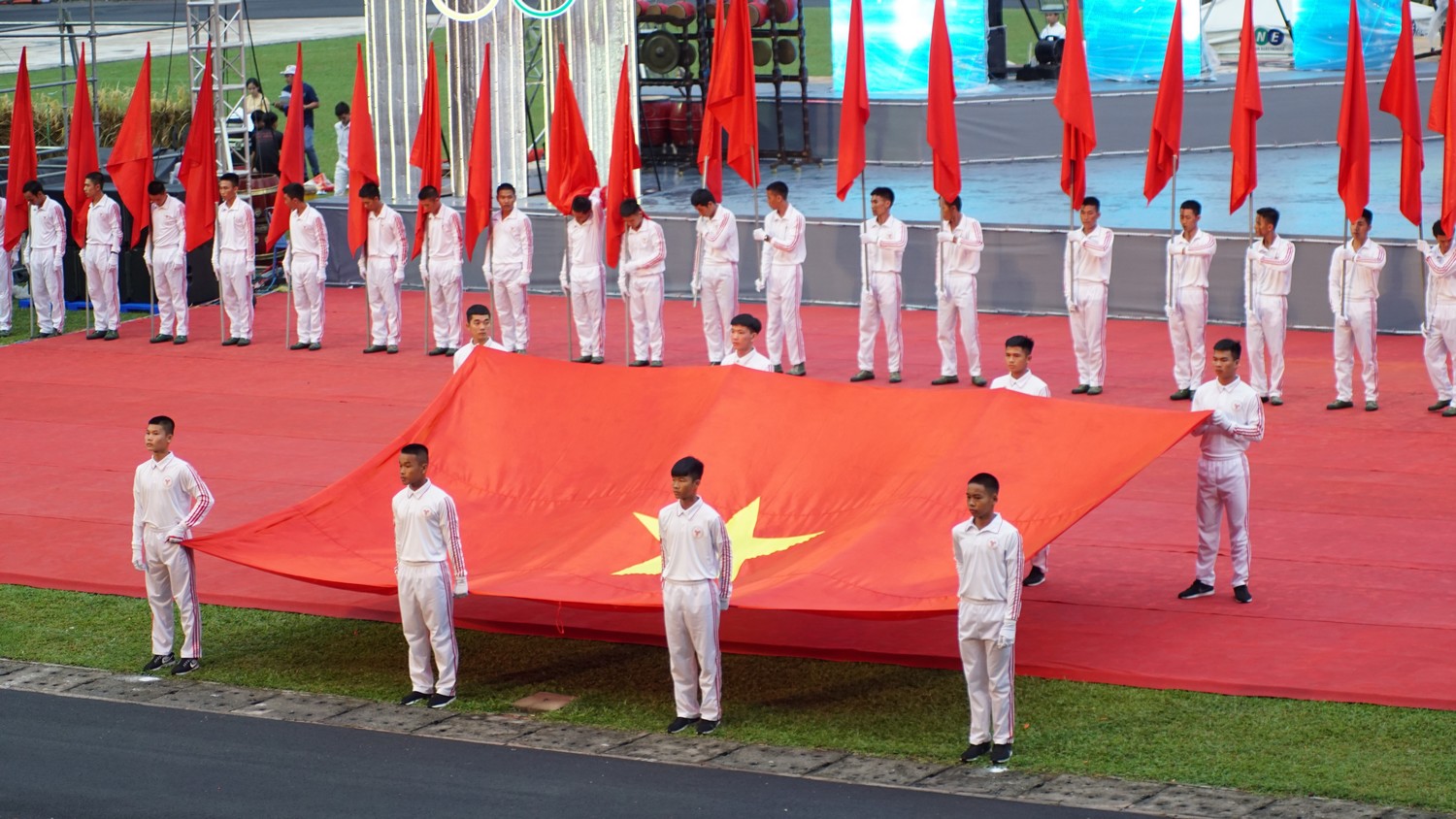 Cờ Hồng Kỳ Nghi Lễ – Biểu Tượng Trang Nghiêm Trong Các Nghi Thức Truyền Thống