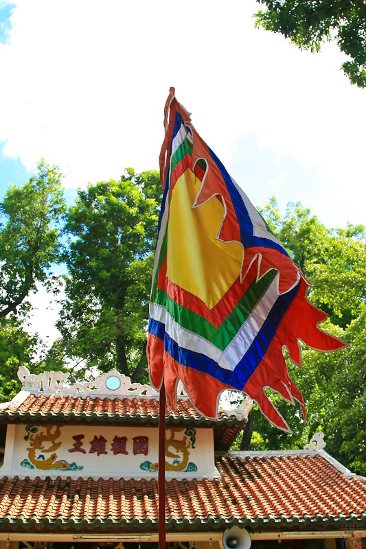 Cờ Thần Treo Trước Nhà – Vật Phẩm Tâm Linh Mang Ý Nghĩa Bảo Hộ Và Phong Thủy