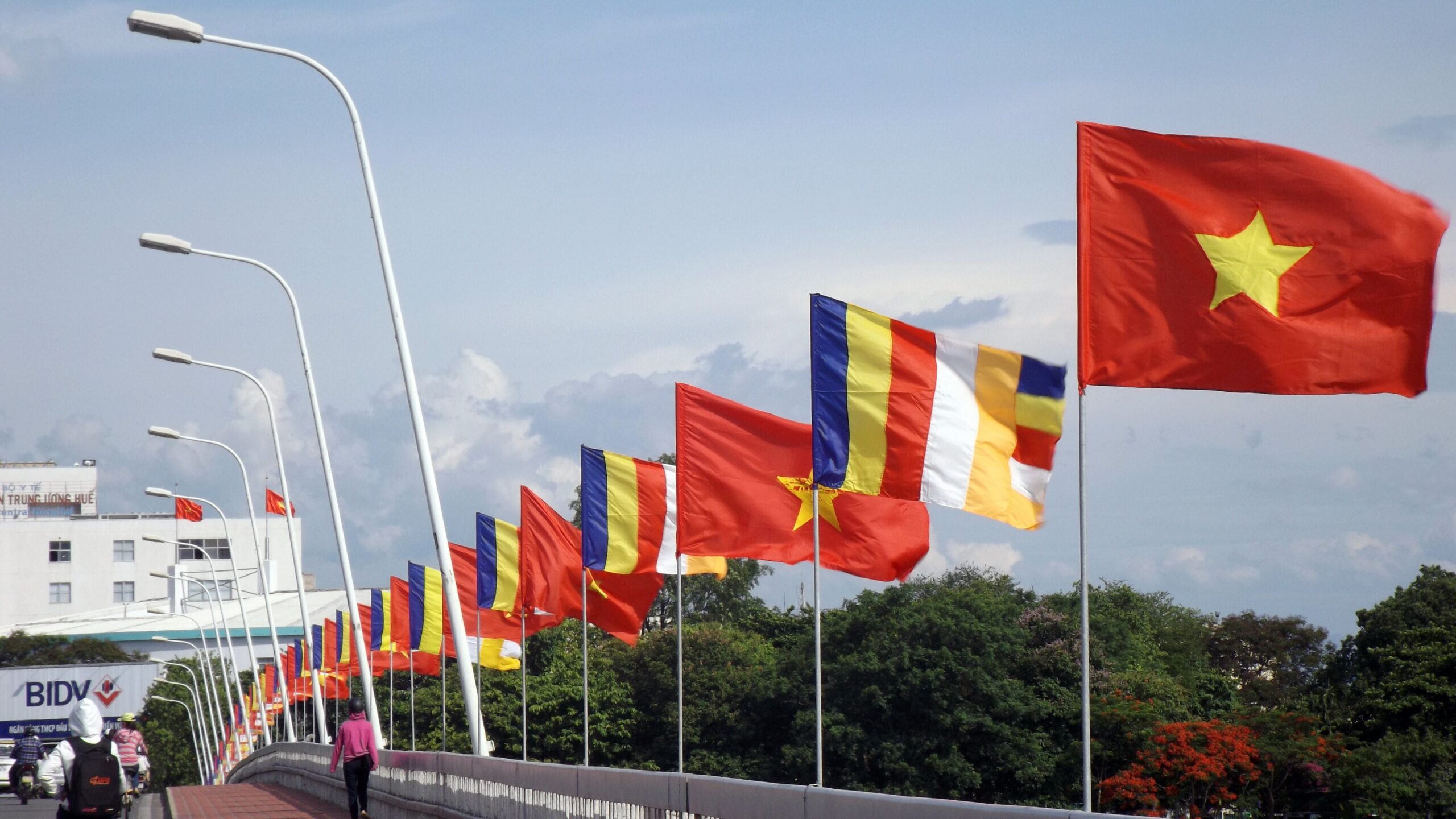 Đặt Mua Cờ Phật Giáo Ở Đâu Uy Tín? Xưởng May Cờ Hoàng Gia Là Lựa Chọn Được Tin Dùng