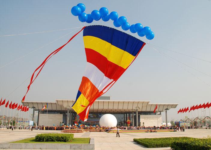 Địa Chỉ Bán Cờ Phật Giáo Uy Tín, Chuẩn Màu – Xưởng In Cờ Hoàng Gia Tại Hà Nội