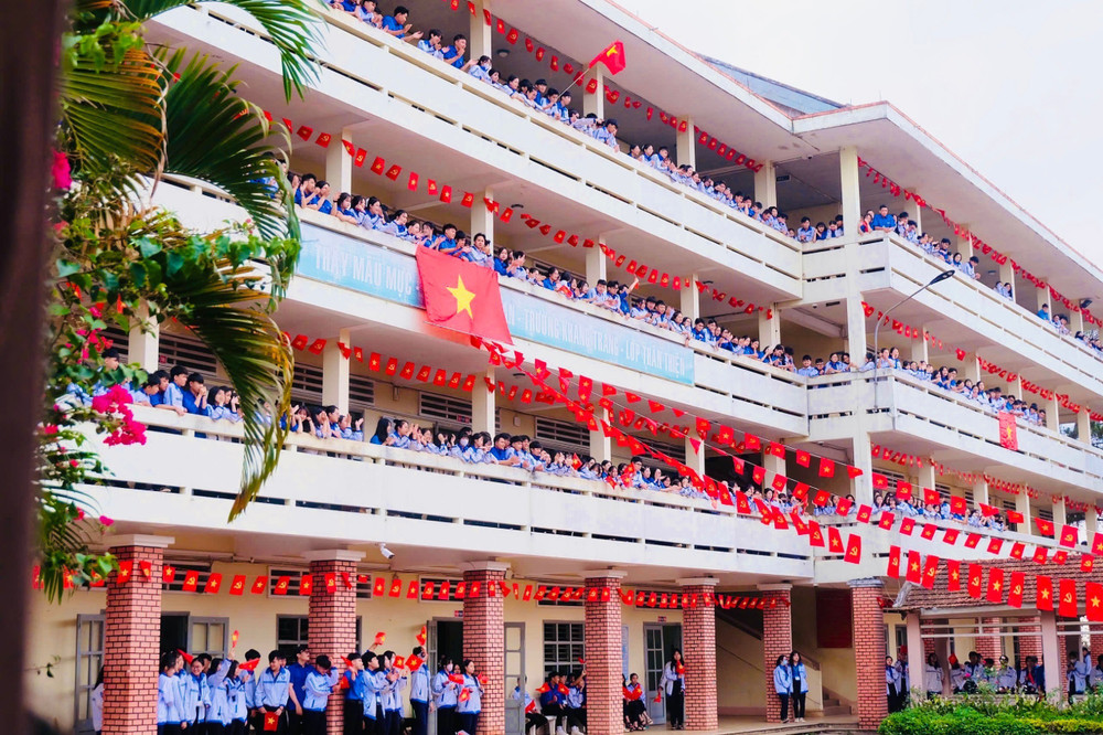 Cờ dây sao Đảng cho trường học – Xưởng may cờ Hoàng Gia Hà Nội