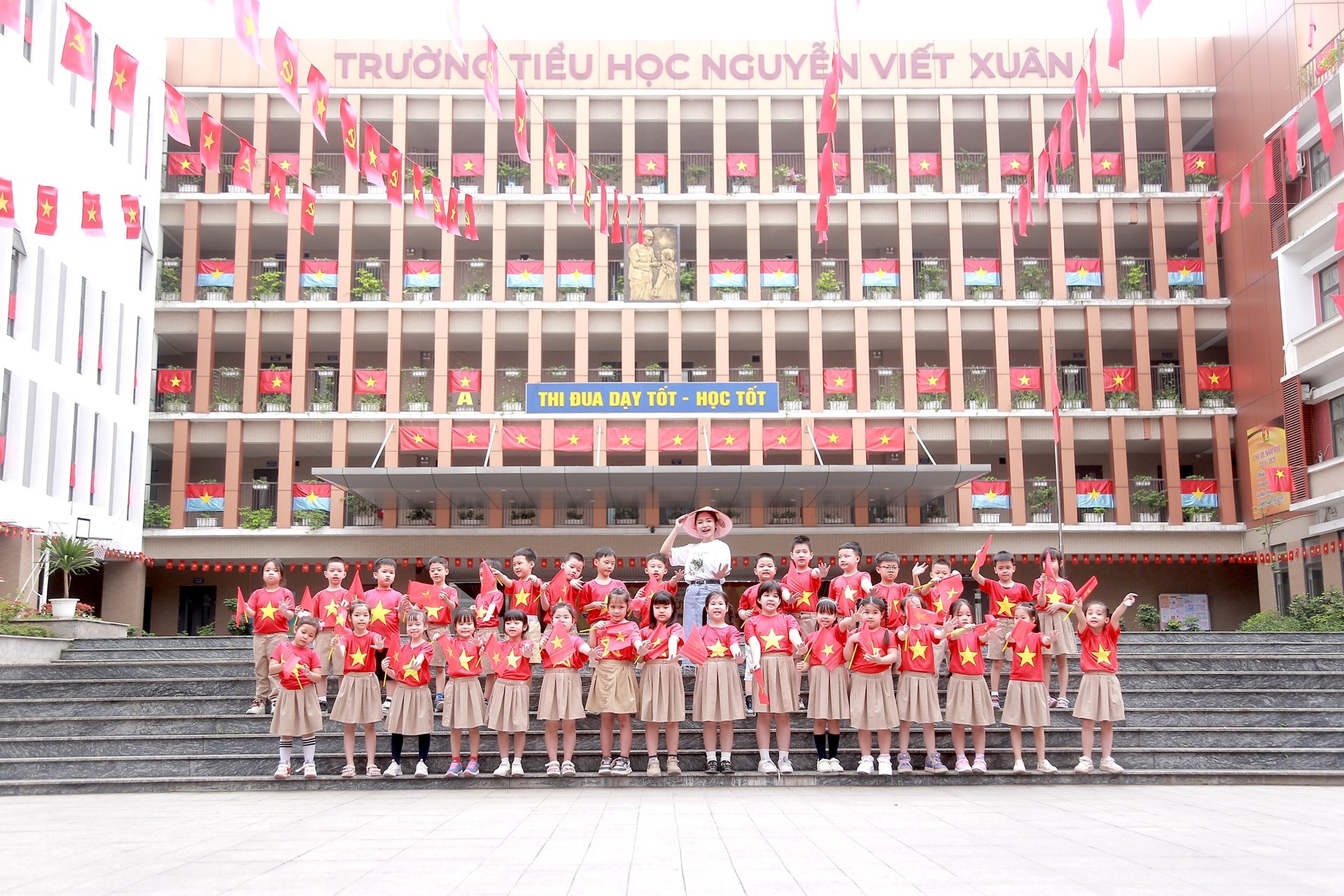Cờ Dây Sao Đảng Treo Trường Học – Giải Pháp Trang Trí Chính Trị Đồng Bộ, Bền Đẹp