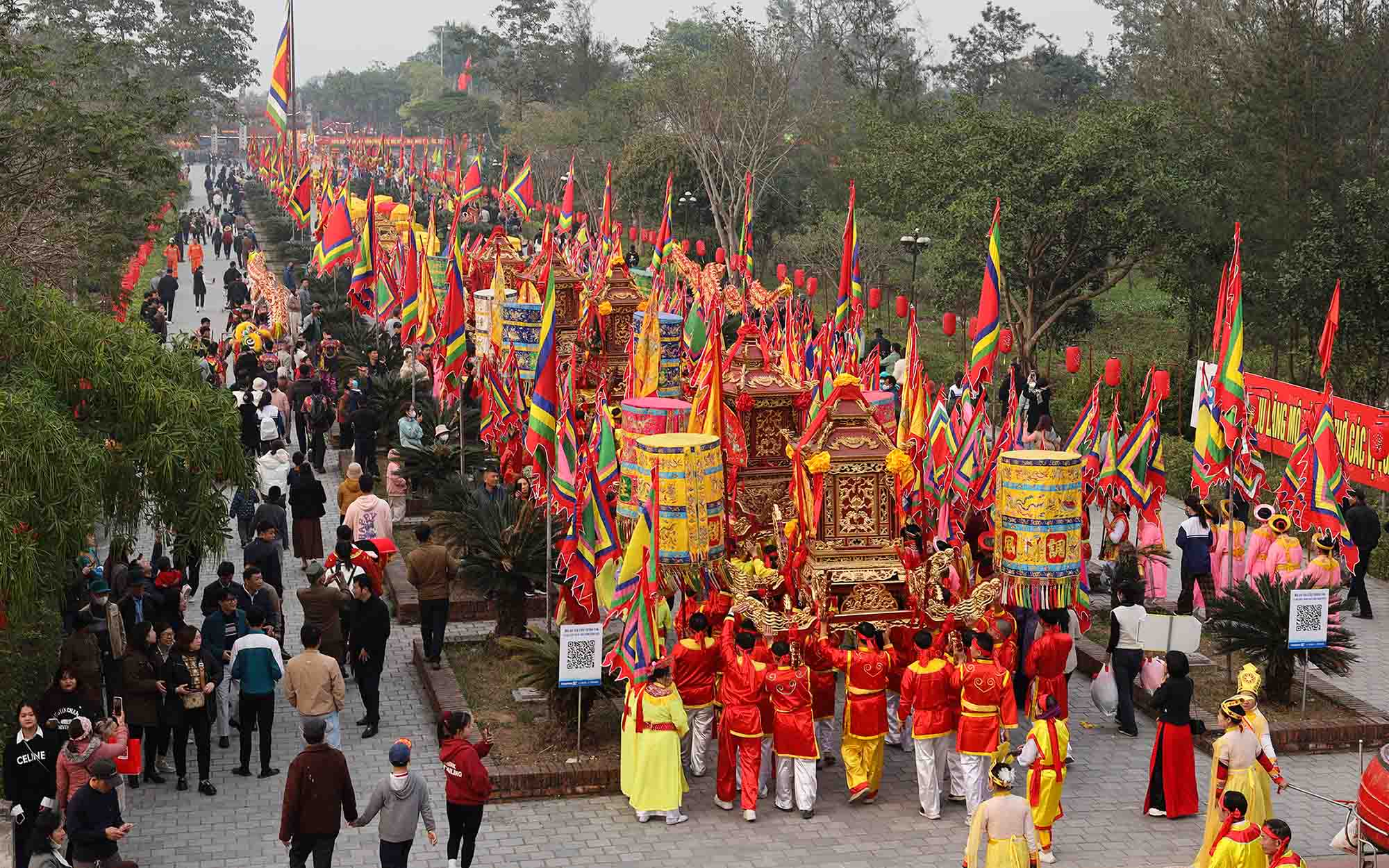 Cờ Thần Trang Trí Bàn Thờ – Sản Phẩm Tâm Linh Không Thể Thiếu Tại Xưởng May Cờ HOÀNG GIA